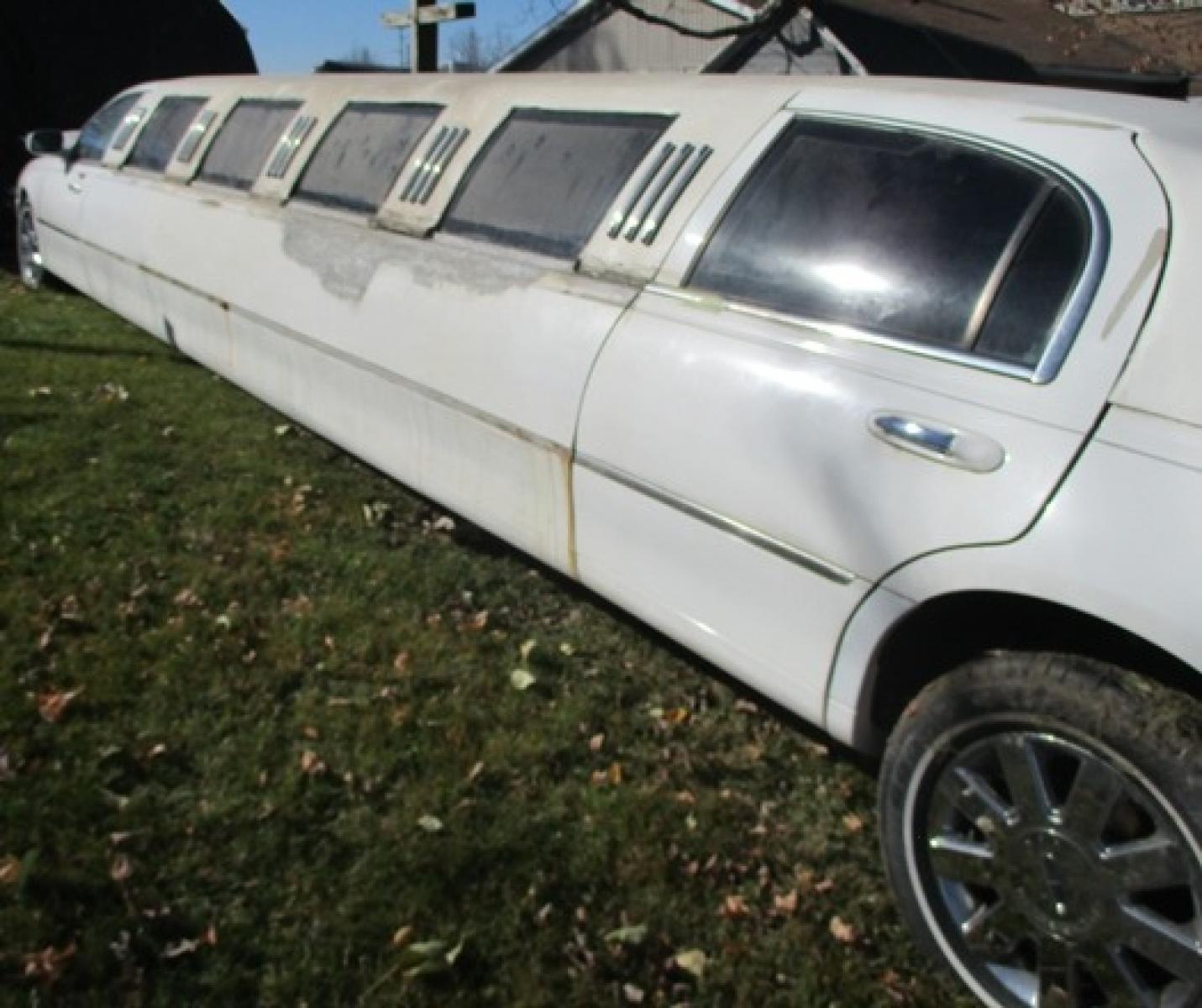 2006 White Lincoln Town Car (1LNHM81V86Y) with an 4.6-Liter 8 Cylinder Engine engine, located at 1725 US-68 N, Bellefontaine, OH, 43311, (937) 592-5466, 40.387783, -83.752388 - Photo #14